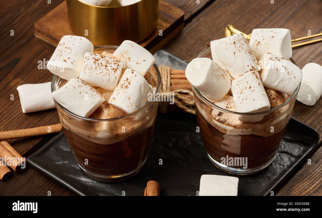 Deux verres de chocolat chaud avec des guimauves moelleuses sur une planche d'ardoise. Gros plan de la boisson d'hiver. Vue de dessus Banque D'Images