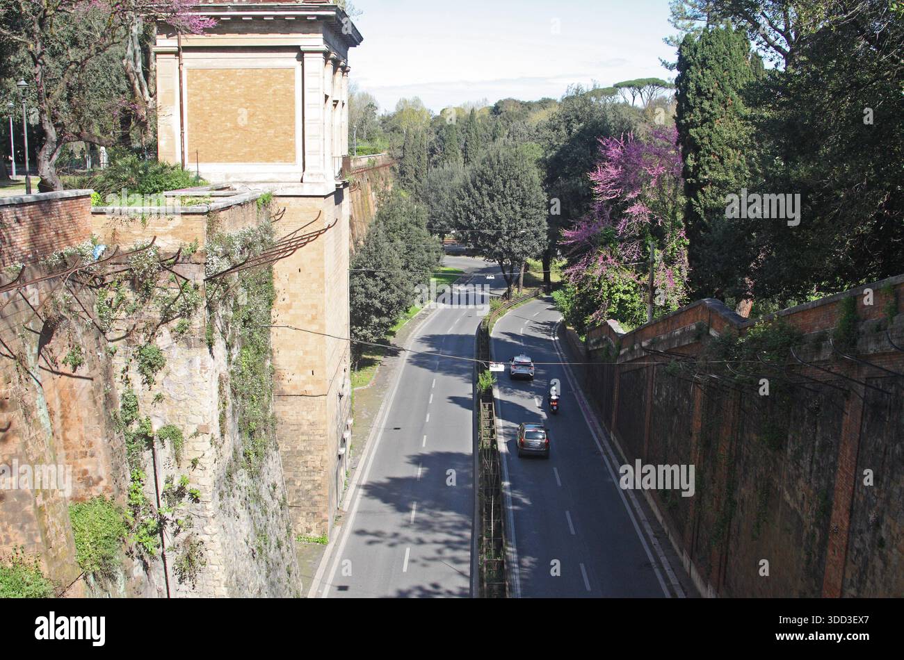Rome, Italie : vue au nord depuis le pont Passeggiata del Pincio jusqu'à la route Viale del Muro Torto, dans les jardins de la Villa Borghèse Banque D'Images