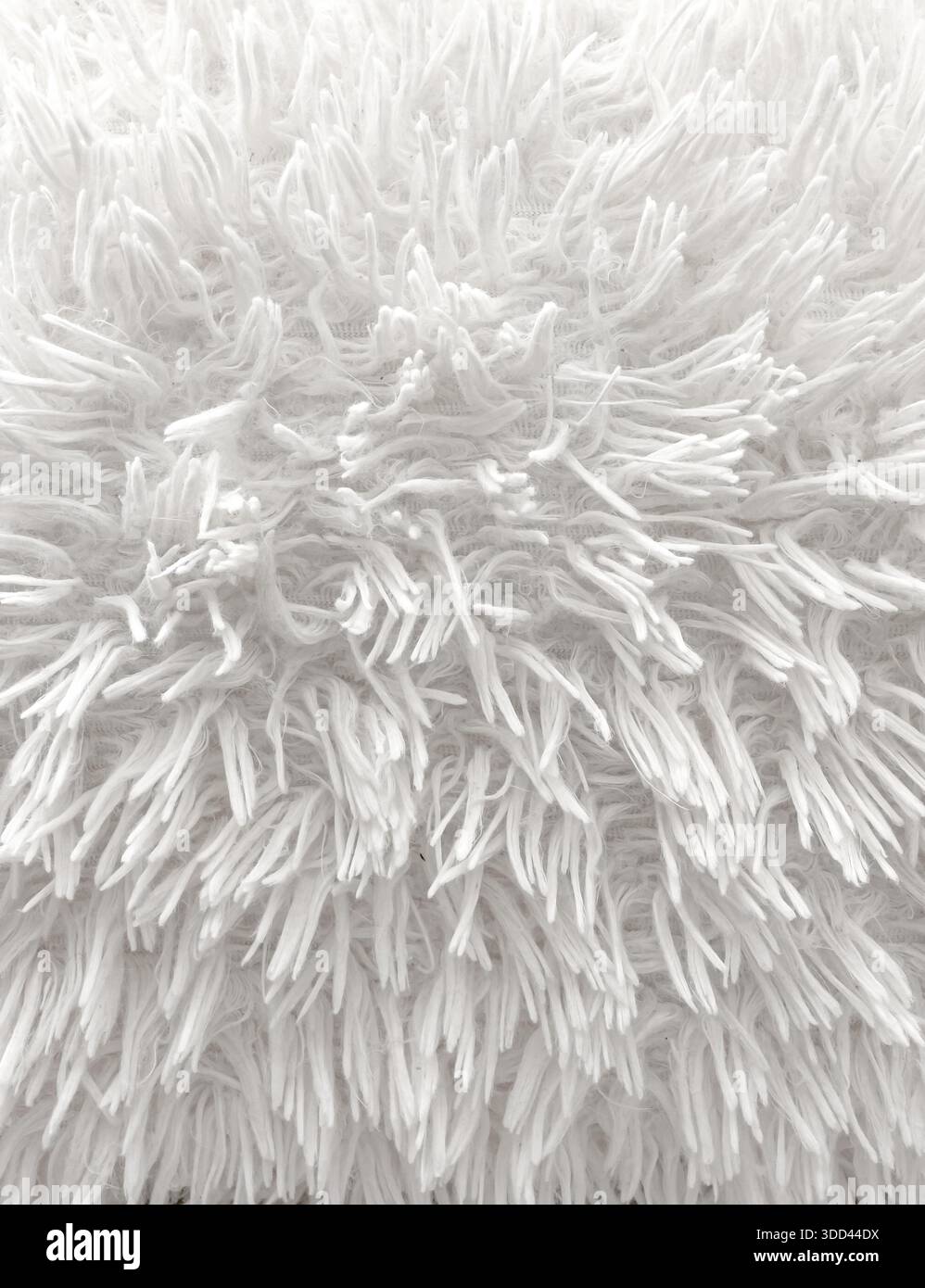 Textile blanc pelucheux long offrant une texture douce et confortable Banque D'Images