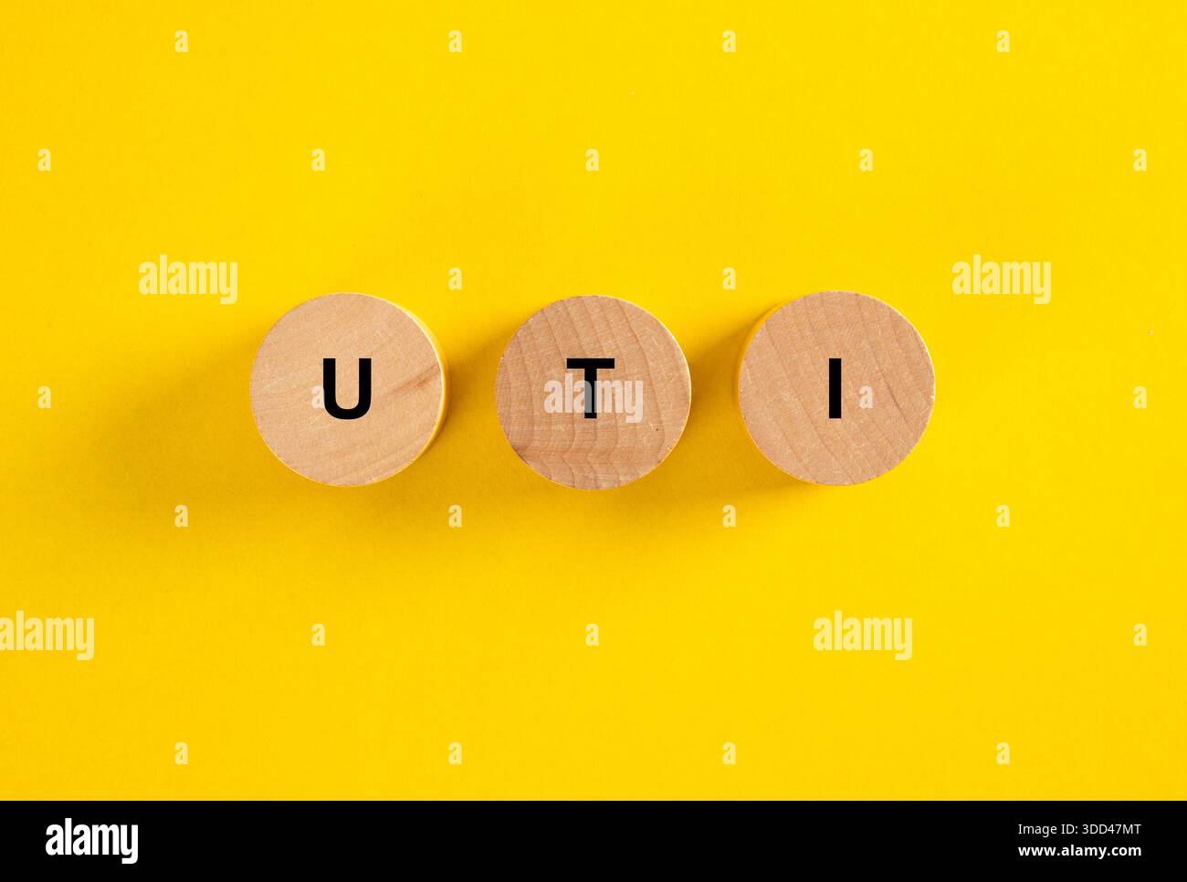 Lettres UTI sur petits blocs de bois, représentant le concept d'infection urinaire Banque D'Images