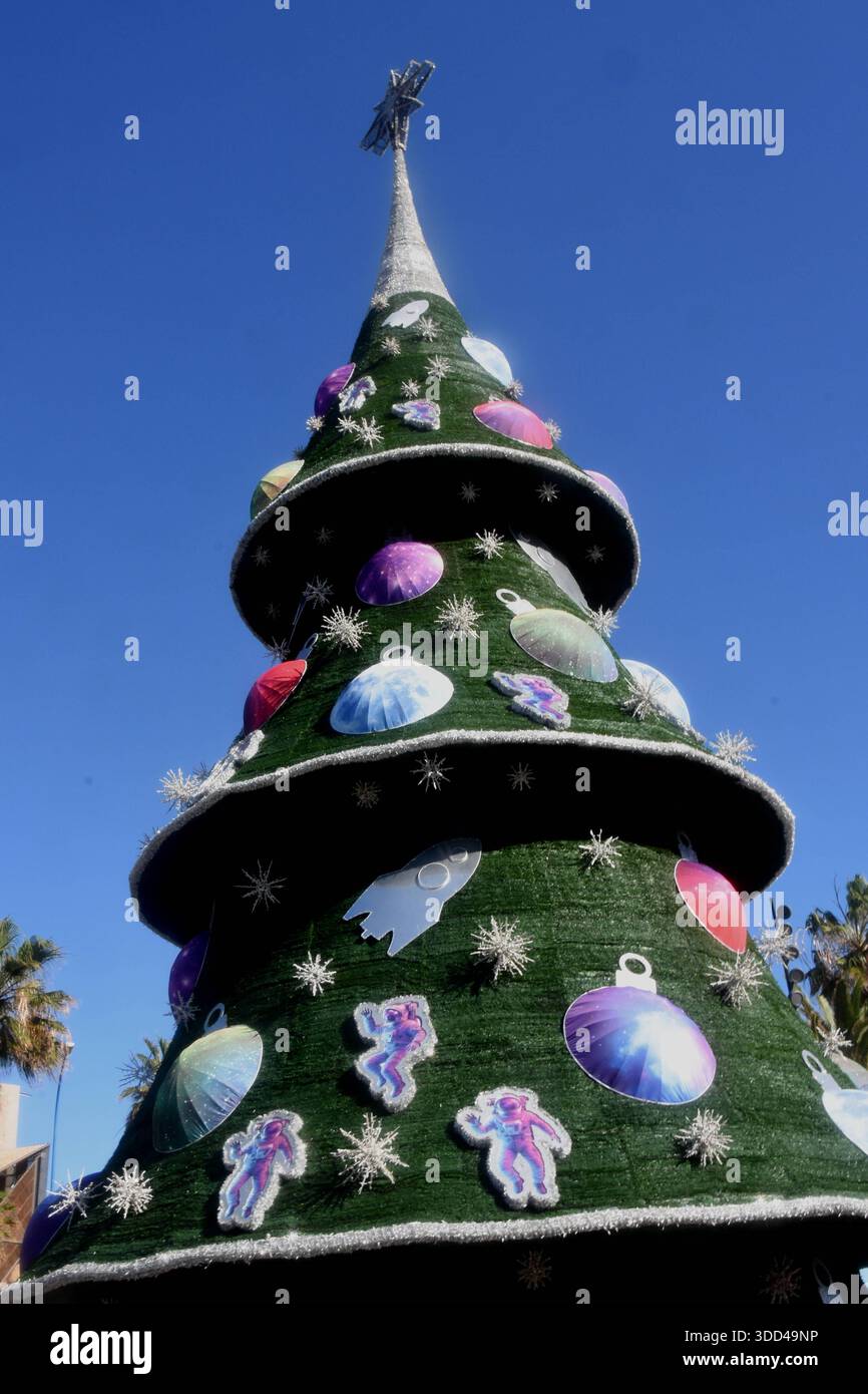 Weihnachtsbaum Las Palmas Gran Canaria Spanien 27.12.2026 Playa de las Canteras Strand Promenade Foto Las Palmas Gran Canaria *** arbre de Noël Las Palmas Gran Canaria Espagne 27 12 2026 Playa de las Canteras plage promenade photo Las Palmas Gran Canaria Banque D'Images