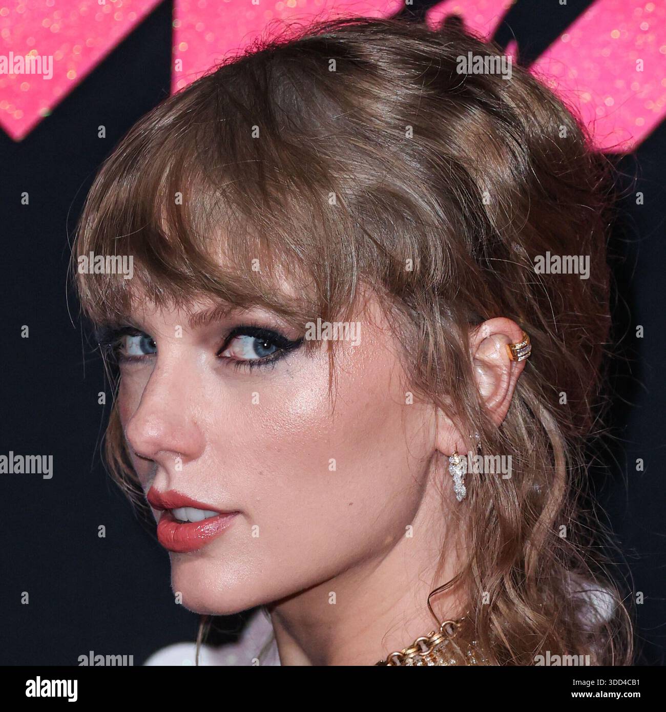 (FILE) Taylor Swift a acclamé Travis Kelce au match de Noël des Chiefs de Kansas City contre les Broncos de Denver le jeudi 25 décembre 2025. NEWARK, NEW JERSEY, États-Unis - 12 SEPTEMBRE : L'auteur-compositeur-interprète américain et icône culturelle Taylor Swift portant une robe Versace arrive aux MTV Video Music Awards 2023 qui se tiennent au Prudential Center le 12 septembre 2023 à Newark, New Jersey, États-Unis. (Photo de Xavier Collin/image Press Agency) Banque D'Images