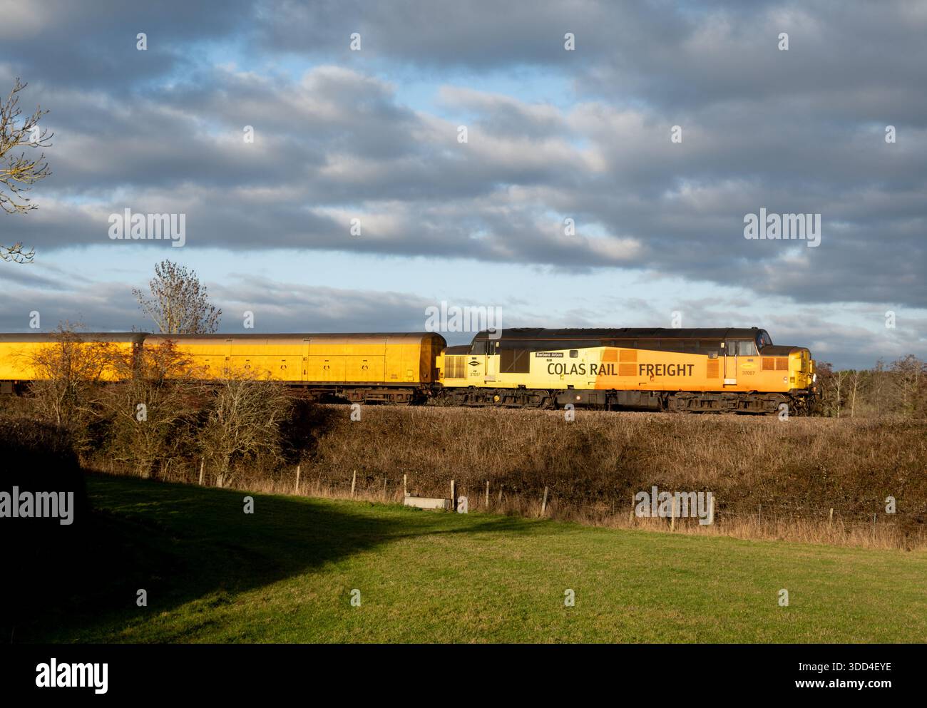Colas Rail classe 37 locomotive diesel n° 37057 'Barbara Arbon' alimentant un train d'essai à Hatton Bank, Warwickshire, Royaume-Uni Banque D'Images