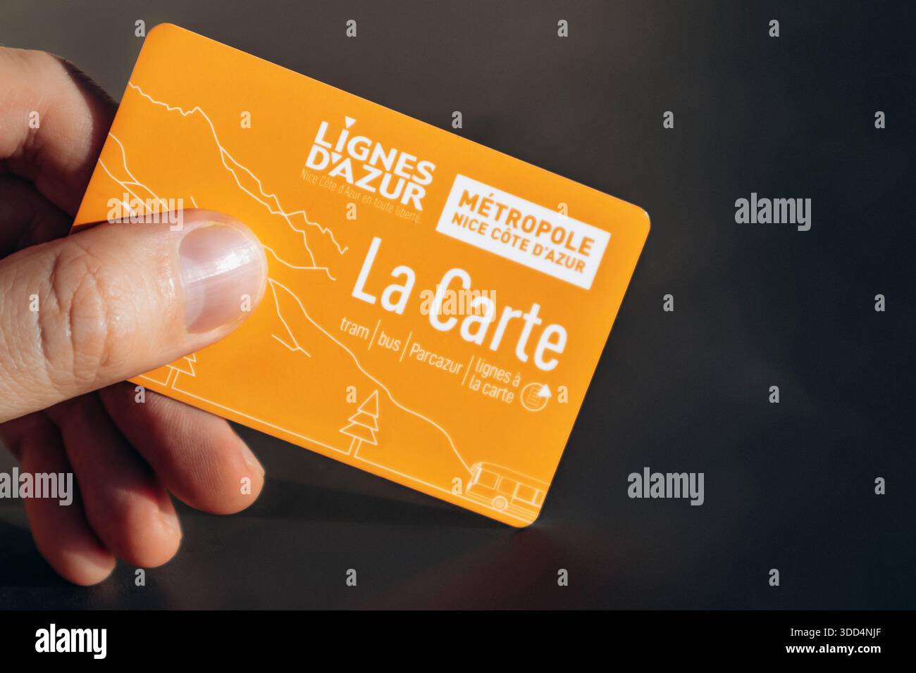 Nice, France - 9 décembre 2025 : la carte des transports publics de lignes d Azur tenue dans une main masculine Banque D'Images