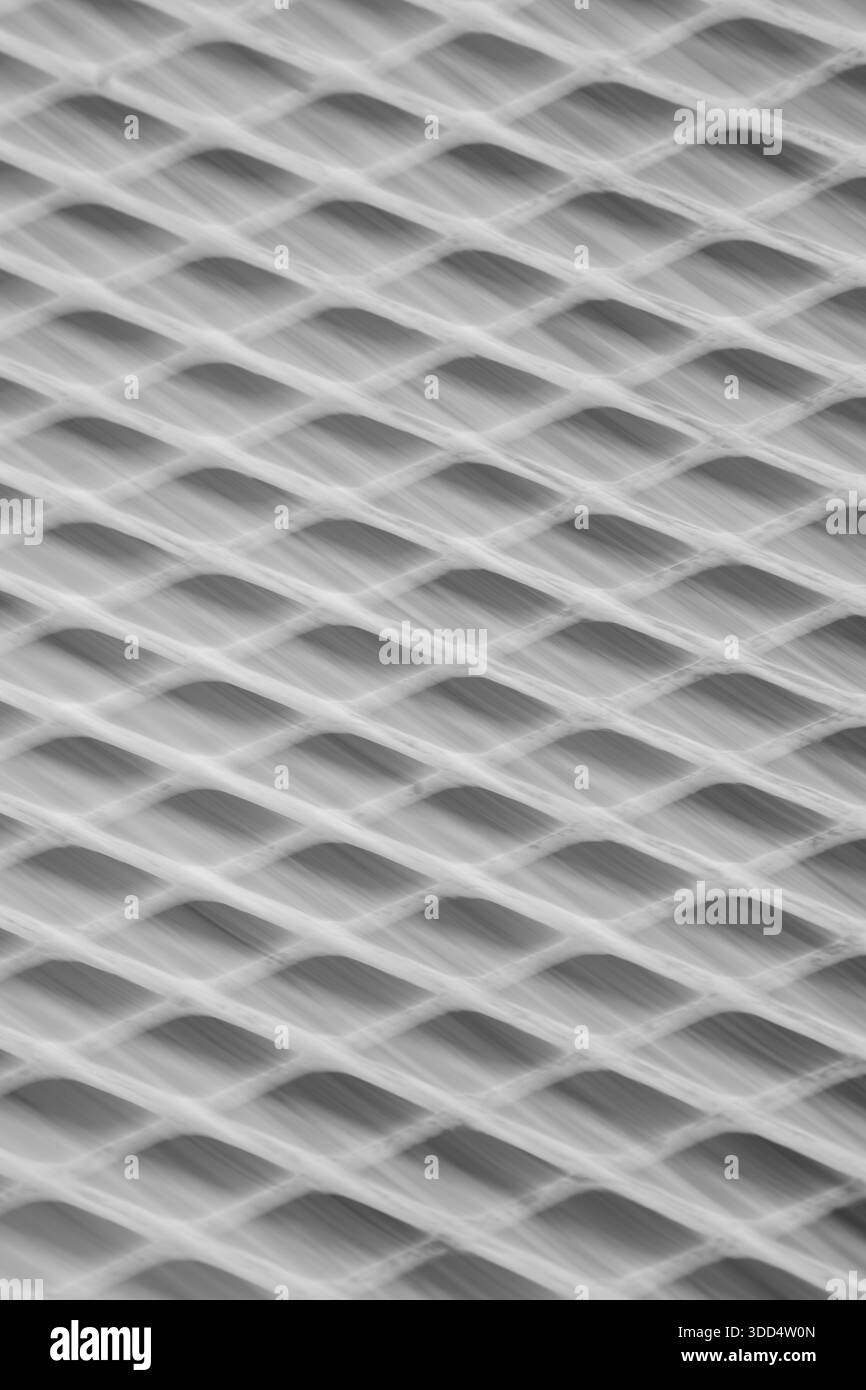 image de fond verticale abstraite de la grille métallique avec des formes de diamant prises avec une exposition de longue durée et un mouvement intentionnel de la caméra pour représenter le mouvement Banque D'Images