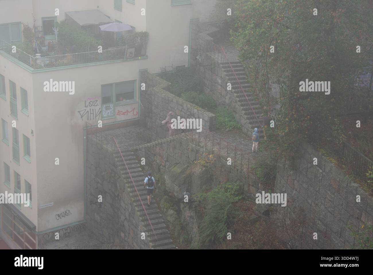 Vieux escaliers dans le brouillard, dehors en ville Banque D'Images
