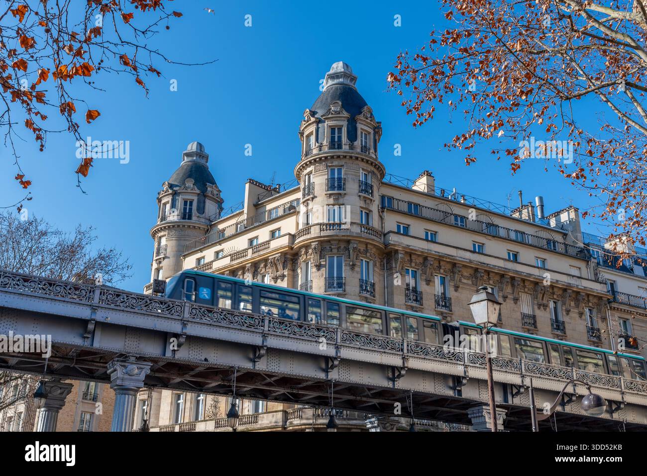 Paris, France, 12.26.2025. Métro ligne 6 quittant la station Passy pour traverser la Seine jusqu'à la station Bir-Hakeim par une journée ensoleillée d'hiver. Banque D'Images