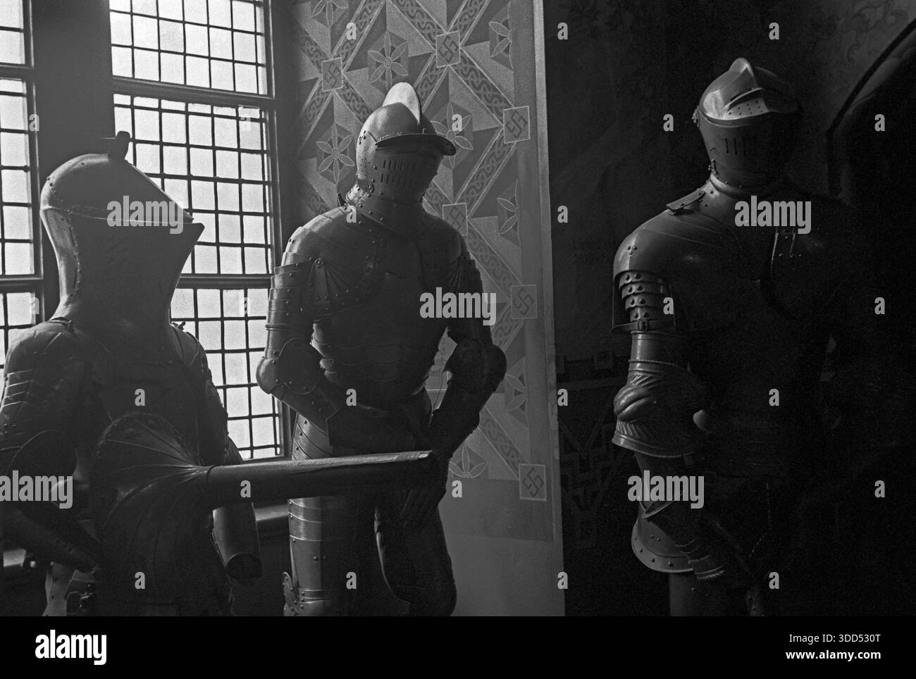 Années soixante, 26.08.1967, Allemagne, Solingen, Solingen-Burg, district Burg an der Wupper, Bergisches Land, Rhénanie-du-Nord-Westphalie, NRW, château de Burg, siège oncestral des comtes et ducs de Berg, vue intérieure, armures de chevaliers dans la salle des chevaliers Banque D'Images