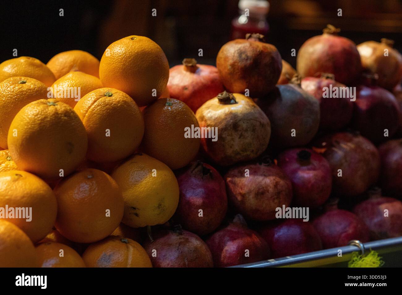 Gros plan d'oranges et de pommes fraîches disposées dans un étal traditionnel de vendeur de rue pour les jus Banque D'Images
