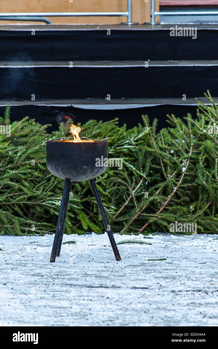 Photo d'une flamme éternelle brûlant pendant un jour férié ou un événement cérémonial. L'image reflète la solennité, le respect, et la signification symbolique, approprié f Banque D'Images