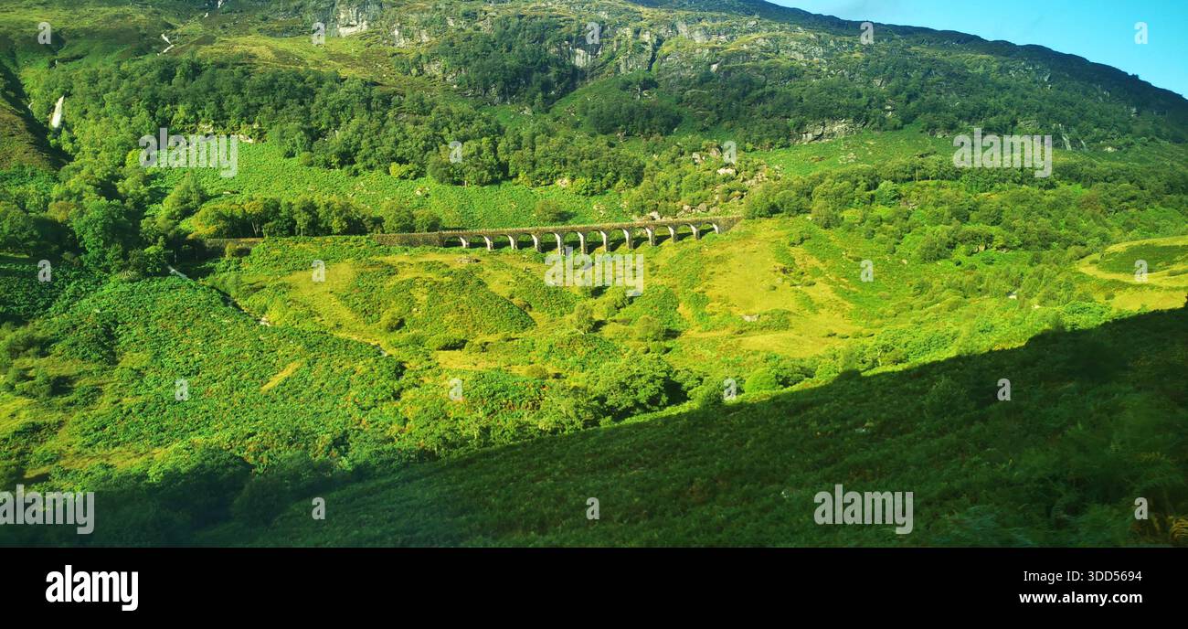 Un viaduc ferroviaire classique en pierre au cœur de Glen Ogle, situé dans les paysages verdoyants des Highlands écossais Banque D'Images