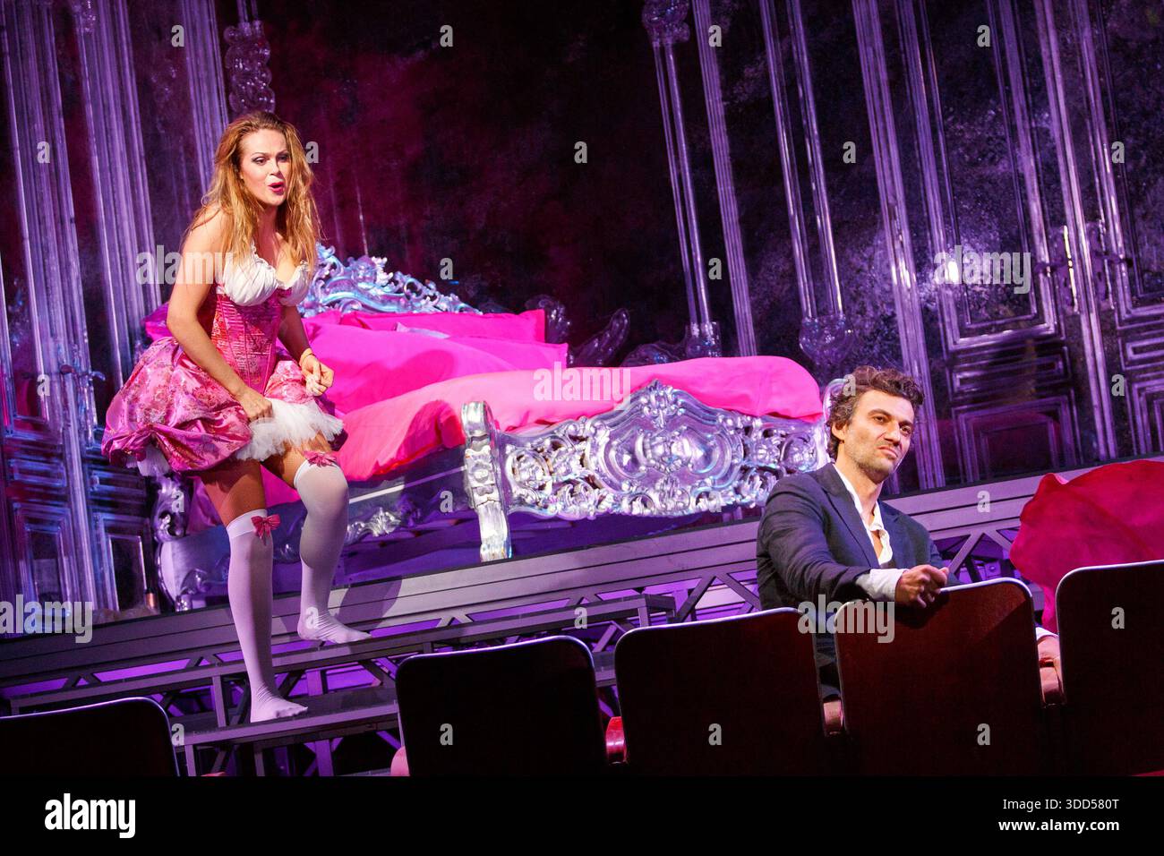 Kristine Opolais (Manon Lescaut), Jonas Kaufmann (Chevalier des Grieux) dans MANON LESCAUT au Royal Opera, Covent Garden, Londres WC2 17/06/2014 musique : Giacomo Puccini livret : Luigi Illica, Giuseppe Giacosa, Marco Praga & Domenico Oliva chef d'orchestre : Antonio Pappano design : Paul Brown éclairage : Mark Henderson réalisateur : Jonathan Kent Banque D'Images