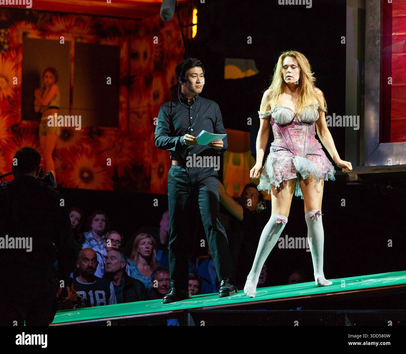 Kristine Opolais (Manon Lescaut) dans MANON LESCAUT au Royal Opera, Covent Garden, Londres WC2 17/06/2014 musique : Giacomo Puccini livret : Luigi Illica, Giuseppe Giacosa, Marco Praga & Domenico Oliva chef d'orchestre : Antonio Pappano design : Paul Brown éclairage : Mark Henderson réalisateur : Jonathan Kent Banque D'Images