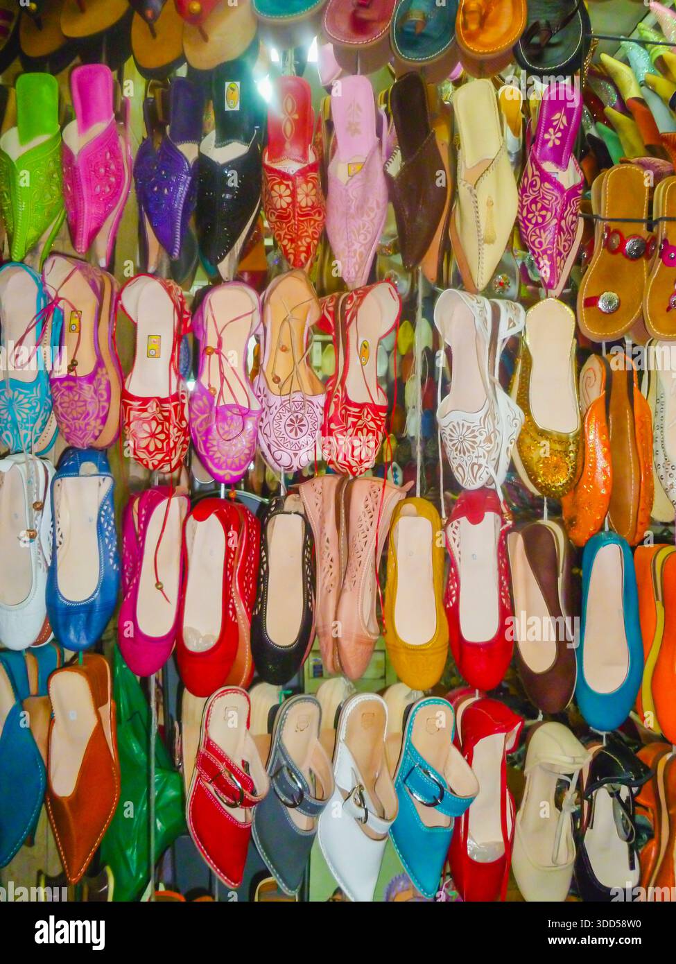 Chaussons souples pour femmes en vente sur un stand de marché à Marrakech, Maroc Banque D'Images