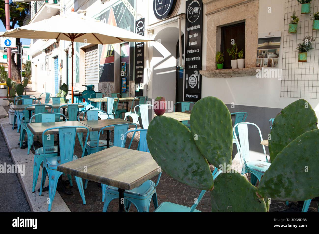 Peschici, Pouilles, Italie - septembre 27 2024 : charmante ville côtière Adriatique avec des rues étroites et de charmants cafés dans les Pouilles, Italie - Peschici. Banque D'Images