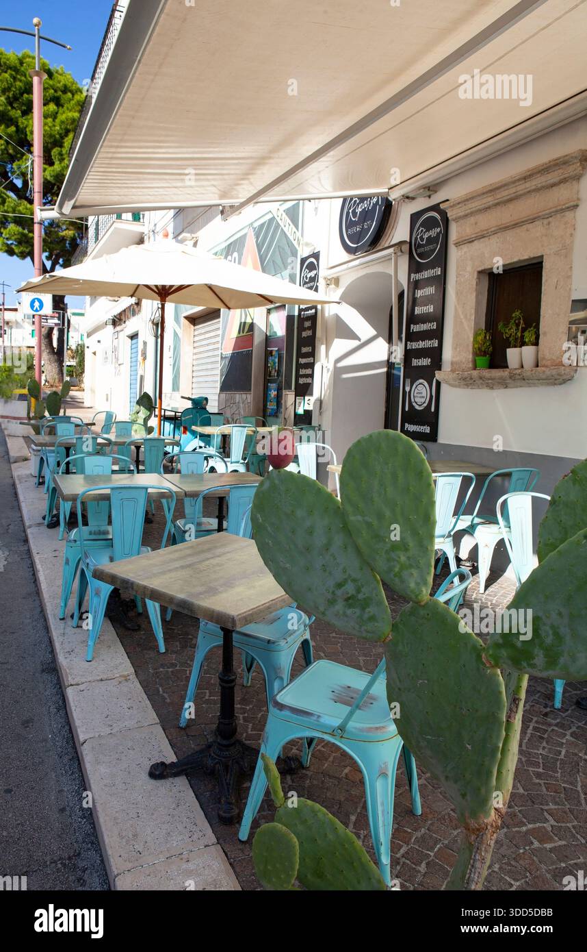 Peschici, Pouilles, Italie - septembre 27 2024 : charmante ville côtière Adriatique avec des rues étroites et de charmants cafés dans les Pouilles, Italie - Peschici. Banque D'Images