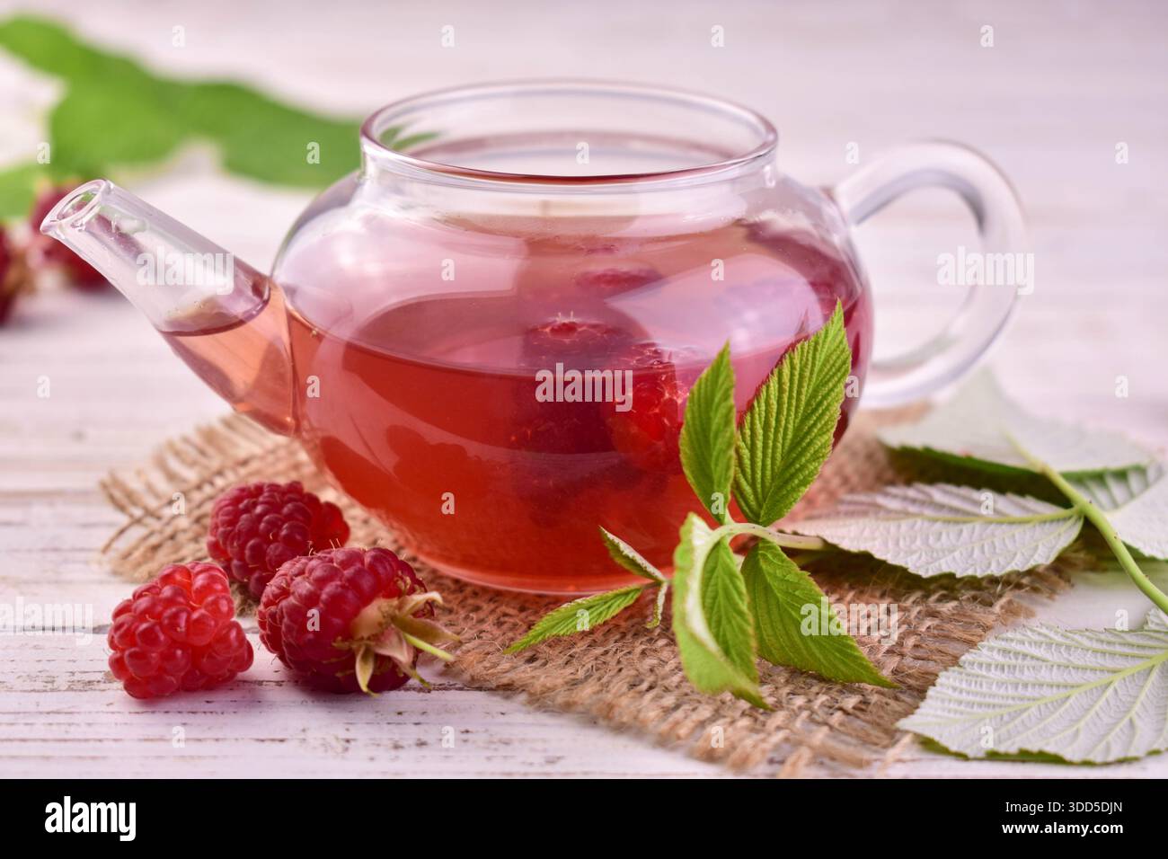 Thé à la framboise dans une théière transparente. Banque D'Images