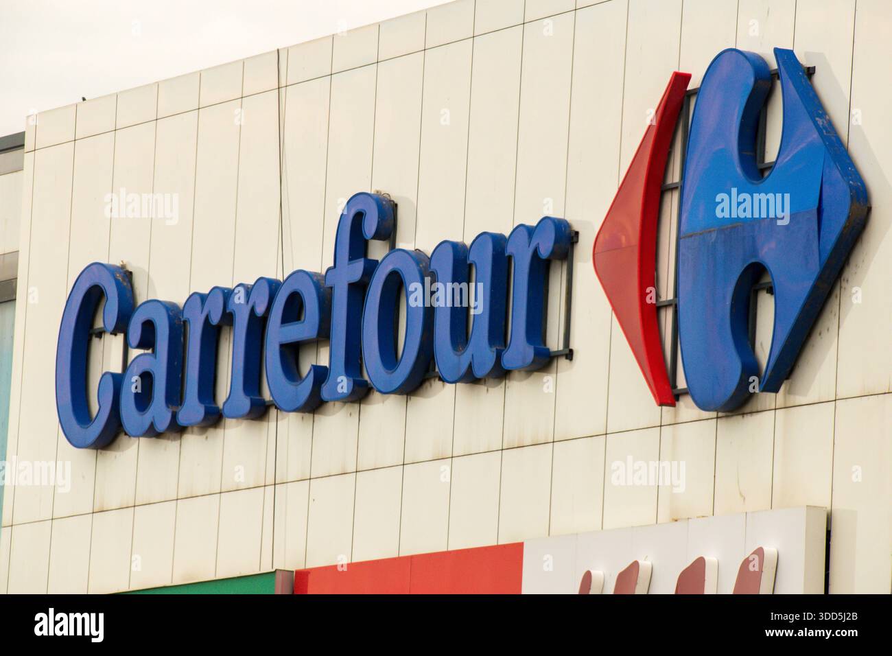 Carrefour chaîne française de supermarché signe magasin d'achat, Roumanie. Banque D'Images