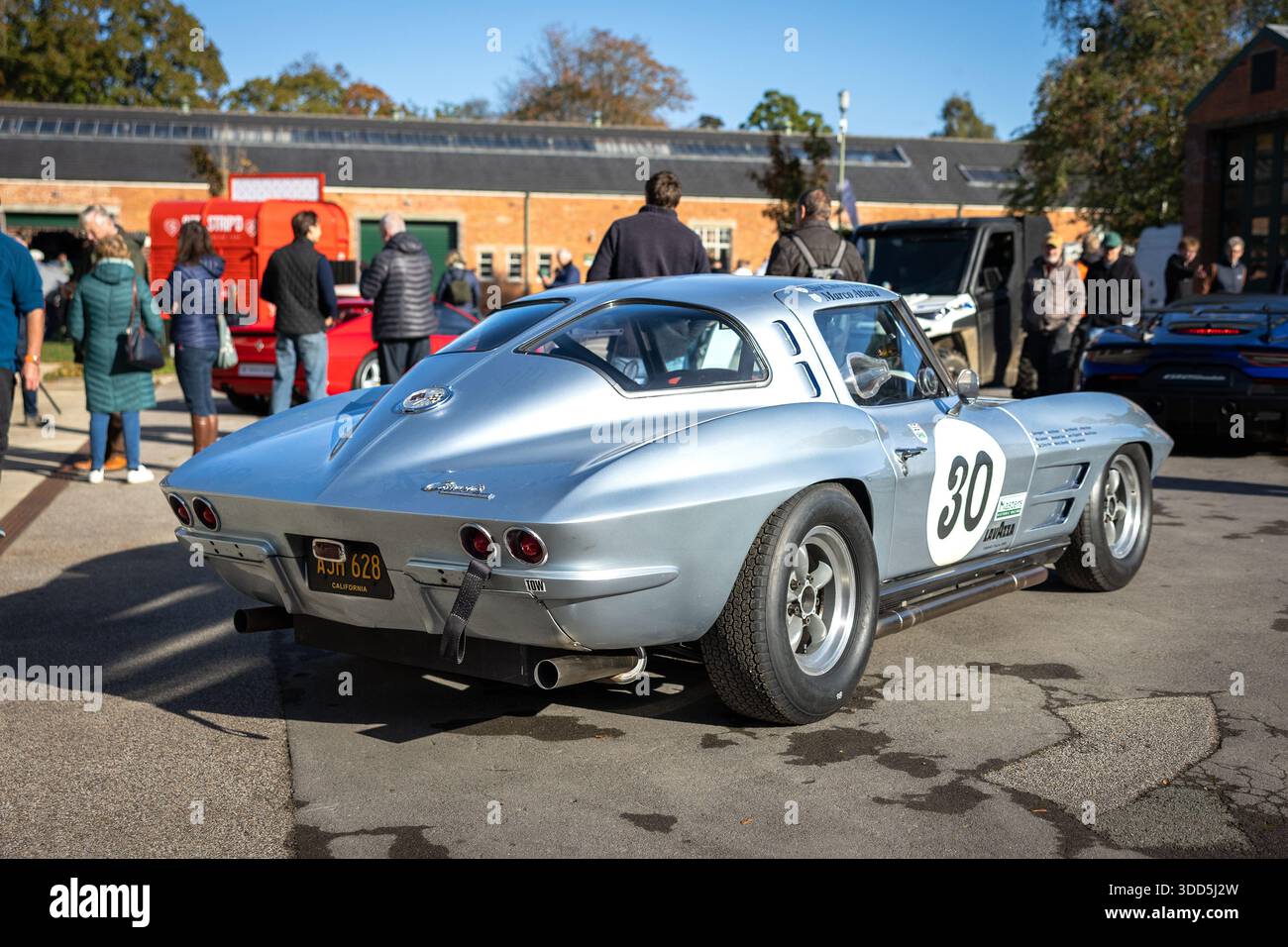 Chevrolet Corvette Stingray 1963, exposée à l'Assemblée de Bicester Motion qui s'est tenue le 30 novembre 2025. Banque D'Images