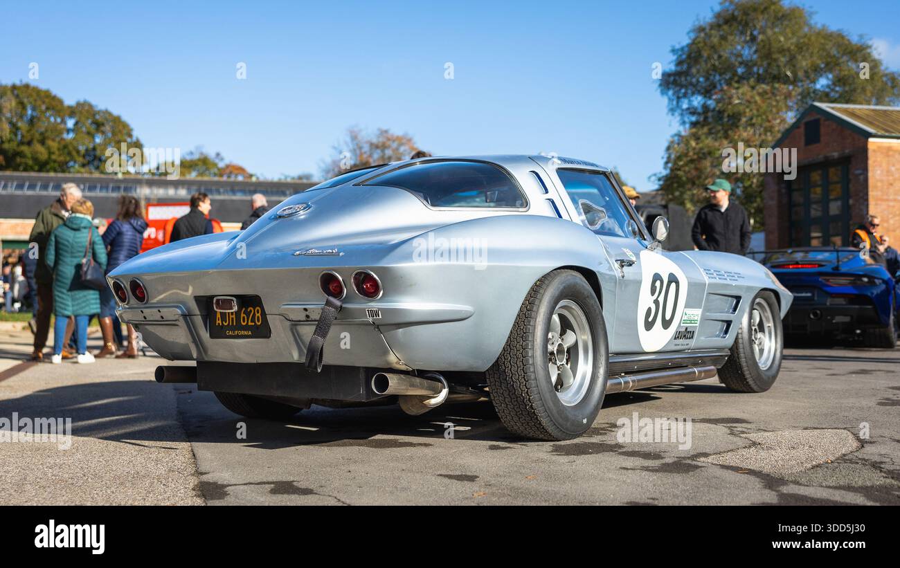 Chevrolet Corvette Stingray 1963, exposée à l'Assemblée de Bicester Motion qui s'est tenue le 30 novembre 2025. Banque D'Images