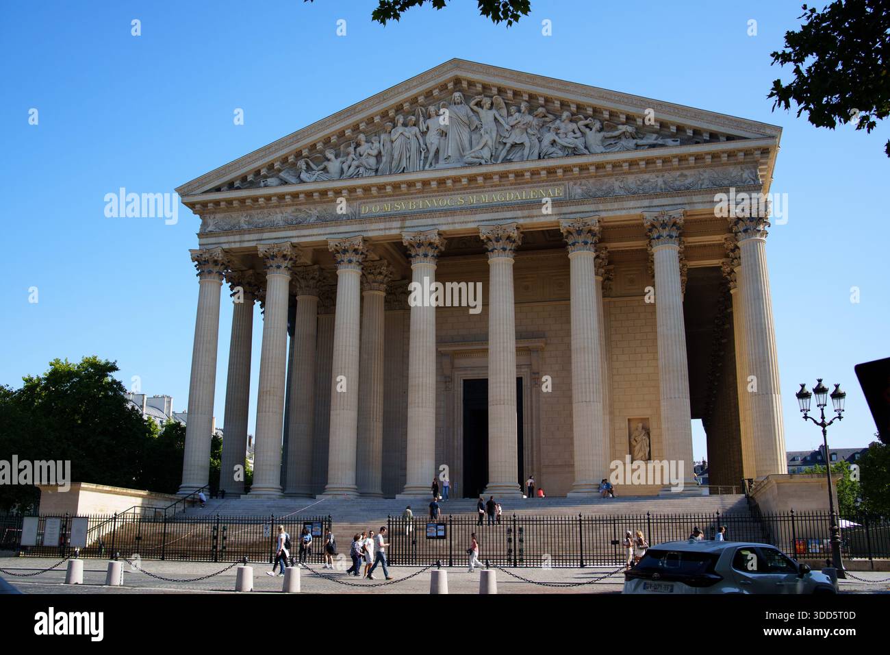 L'église de la Madeleine, monument religieux néoclassique de Paris, présente d'éminentes colonnes de pierre blanche et un fronton orné Banque D'Images