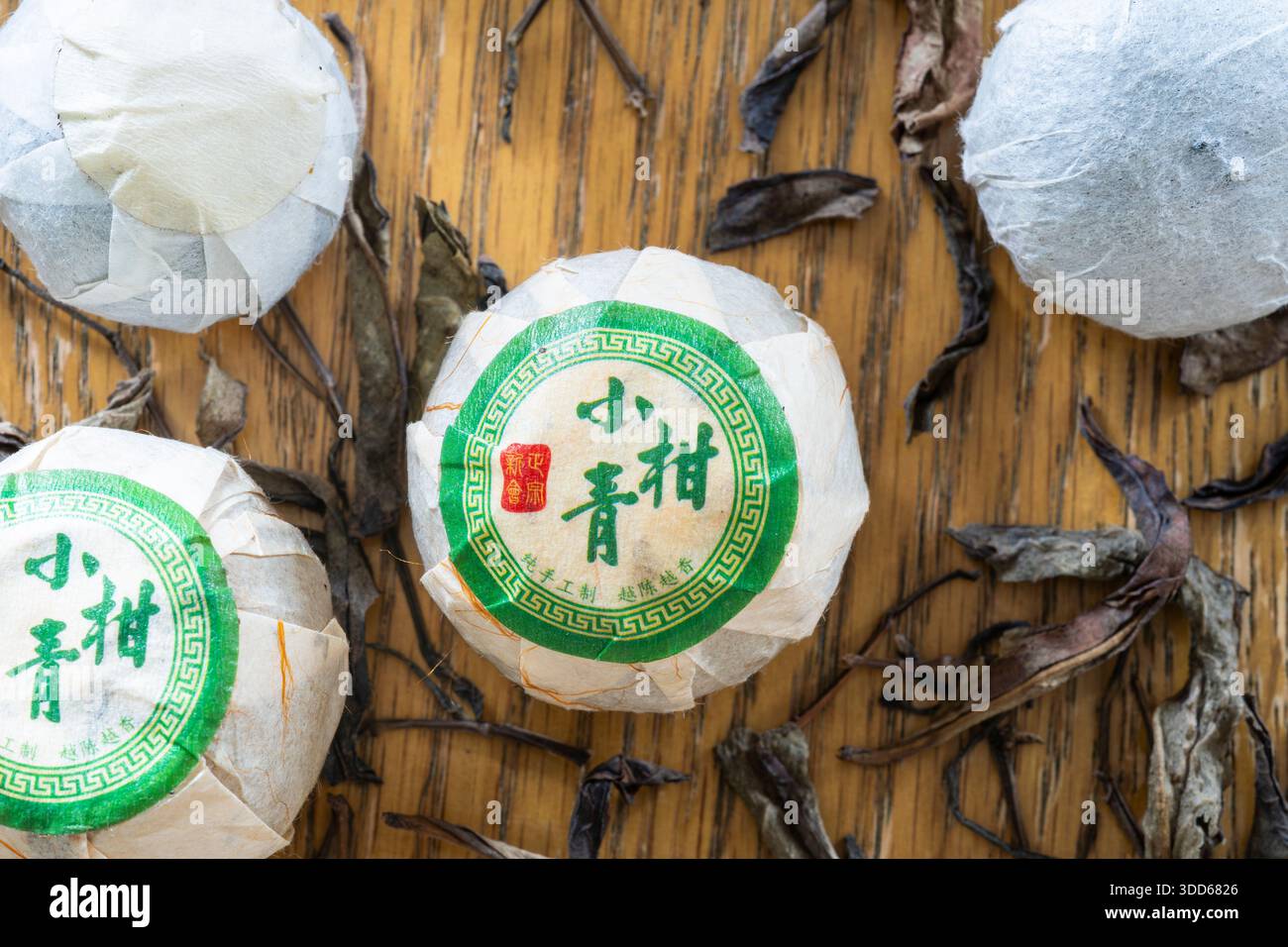 Mandarine verte séchée du Xinhui dans la province du Guangdong, en Chine, vidée de fruits et fourrée de thé pu-erh (ou pu'er) en feuilles mobiles et enveloppée dans du papier Banque D'Images