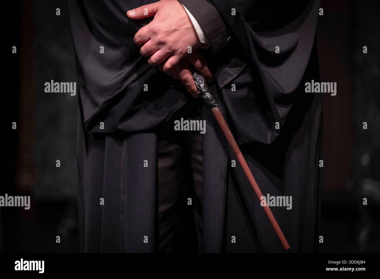 Téhéran, Iran. 28 décembre 2025. Un acteur iranien tient une baguette magique après avoir joué le rôle de Harry Potter dans la pièce ''Harry Potter et l'enfant maudit'' au Blackbox Theater Hall du méga-complexe Iran Mall à Téhéran, Iran, le 28 décembre 2025. Harry Potter et l'enfant maudit, la pièce de théâtre acclamée qui se déroule des années après la saga originale, est adaptée localement et jouée au Iran Mall Blackbox Theater Hall de Téhéran. Cette production non officielle apporte la magie de Harry Potter au public iranien. (Photo de Morteza Nikoubazl/NurPhoto) crédit : NurPhoto SRL/Alamy Live News Banque D'Images