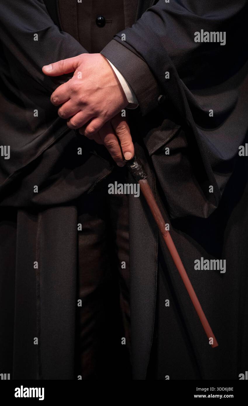 Téhéran, Iran. 28 décembre 2025. Un acteur iranien tient une baguette magique après avoir joué le rôle de Harry Potter dans la pièce ''Harry Potter et l'enfant maudit'' au Blackbox Theater Hall du méga-complexe Iran Mall à Téhéran, Iran, le 28 décembre 2025. Harry Potter et l'enfant maudit, la pièce de théâtre acclamée qui se déroule des années après la saga originale, est adaptée localement et jouée au Iran Mall Blackbox Theater Hall de Téhéran. Cette production non officielle apporte la magie de Harry Potter au public iranien. (Photo de Morteza Nikoubazl/NurPhoto) crédit : NurPhoto SRL/Alamy Live News Banque D'Images