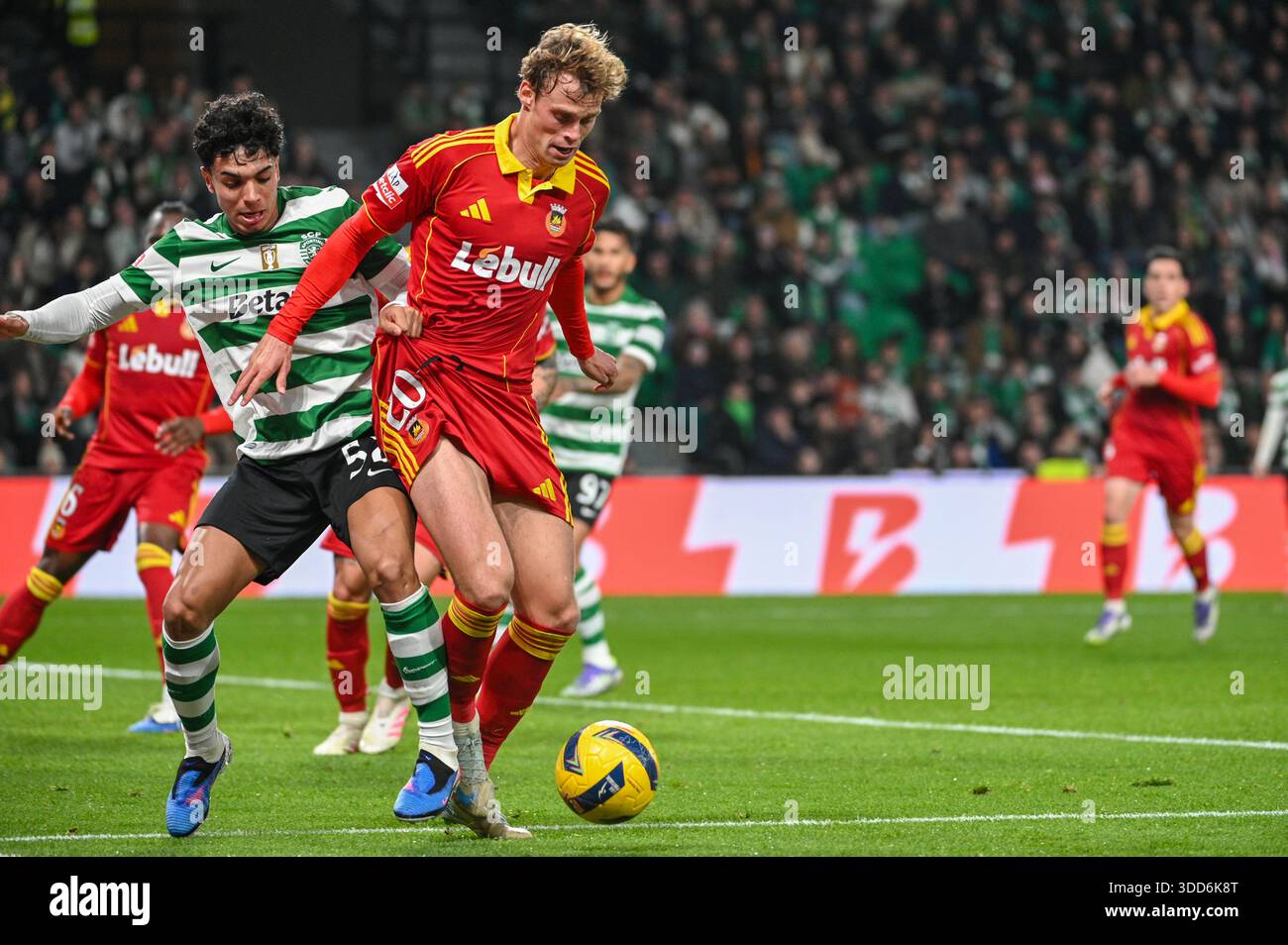 Lisbonne, Portugal. 28 décembre 2025. Joao Tome défenseur du Rio Ave FC en action contre Joao Simoes milieu de terrain du Sporting CP lors du Sporting CP contre Rio Ave pour la Liga portugaise à l'Estadio Jose Alvalade à Lisbonne. Crédit : Ricardo Rocha / Alamy Live News Banque D'Images