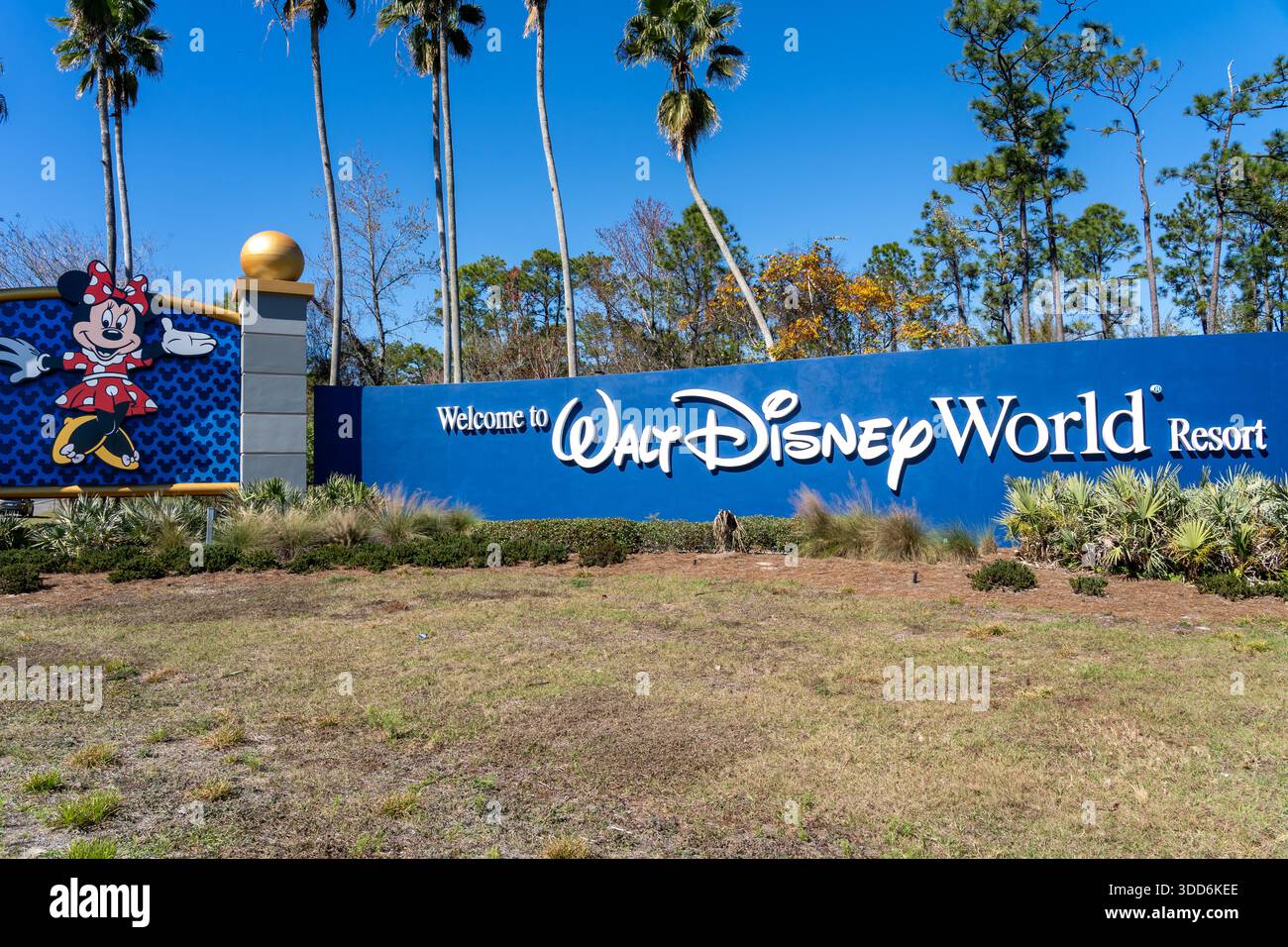 Panneau de bienvenue de Walt Disney World Resort au bord de la route à Orlando, FL, États-Unis. Banque D'Images