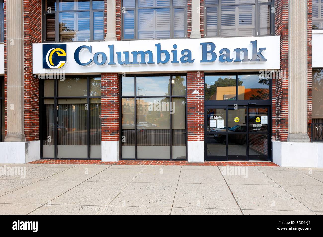 Columbia Bank, 1500 Irving St, Rahway, New Jersey vitrine d'une banque d'épargne mutuelle. Banque D'Images