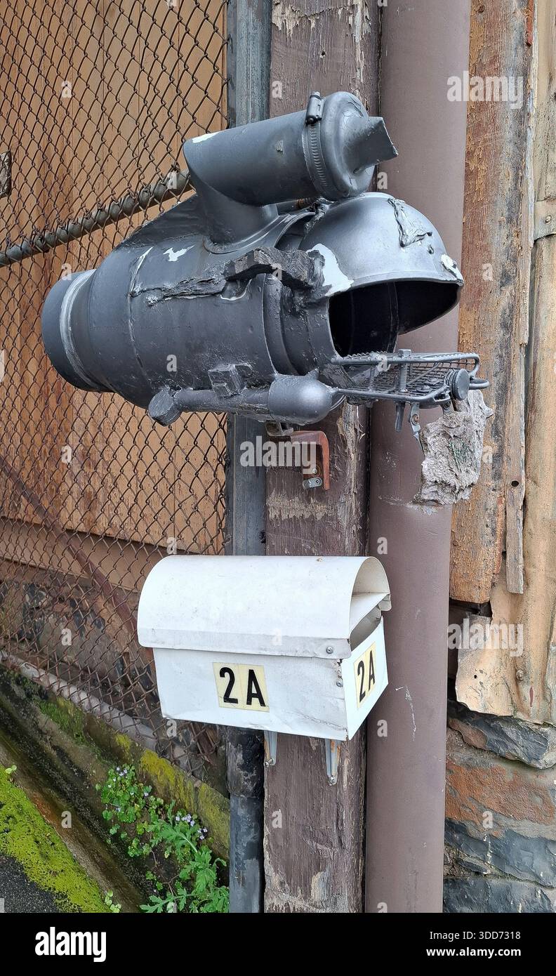 Boîte aux lettres improvisée positionnée à l'extérieur d'un vieux magasin de marchandises à Deloraine, dans le nord de la Tasmanie, en Australie Banque D'Images