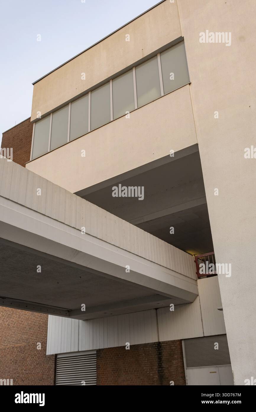 Extérieur de bâtiment moderne brutaliste présentant des murs en béton et une infrastructure de passerelle Banque D'Images