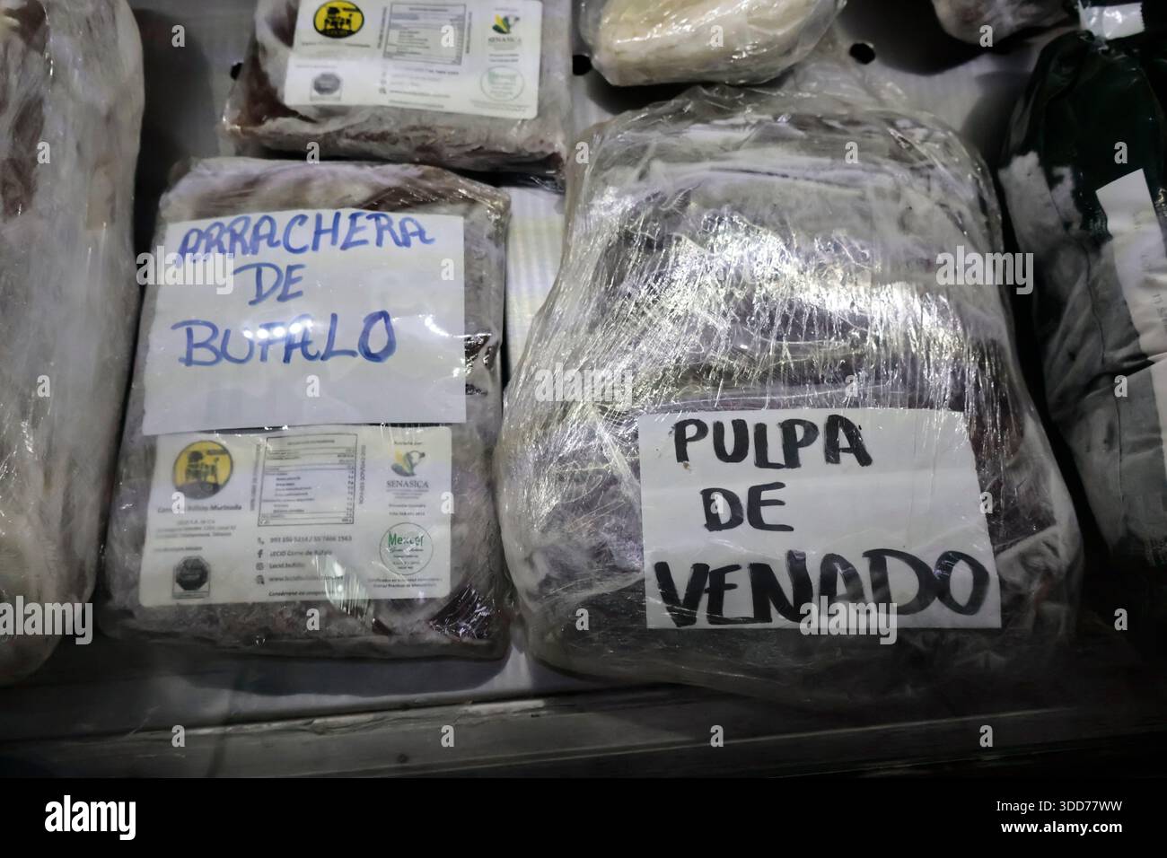 Le marché de San Juan à Mexico est célèbre pour son offre culinaire, avec une grande variété de fruits de mer et de viandes. Cependant, il attire également les touristes qui peuvent trouver de la venaison, du crocodile, du lion, du cochon de lait, de la chèvre, buffalo, et autres viandes exotiques. Il existe également des aliments et des collations uniques à vendre que tout le monde n'ose pas manger, comme divers insectes : scorpions, coléoptères, fourmis chicatana, vers maguey et escamoles (larves de fourmis). Ceux-ci peuvent être préparés dans des tacos, avec du guacamole, avec du chocolat, ou simplement seuls. Certaines familles mexicaines achètent ces types de viandes et d'aliments pour leur nouvel an Banque D'Images