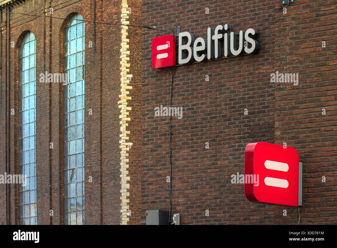 Belfius - vue extérieure du logo de la bannière sur le bâtiment de la banque. Sint Truiden. Limbourg - Belgique 25-11-2023 Banque D'Images