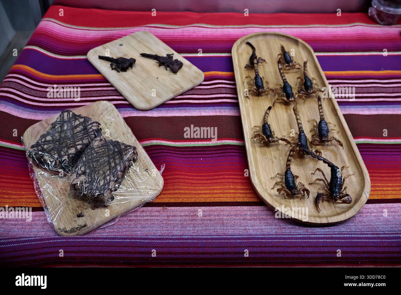 Le marché de San Juan à Mexico est célèbre pour son offre culinaire, avec une grande variété de fruits de mer et de viandes. Cependant, il attire également les touristes qui peuvent trouver de la venaison, du crocodile, du lion, du cochon de lait, de la chèvre, buffalo, et autres viandes exotiques. Il existe également des aliments et des collations uniques à vendre que tout le monde n'ose pas manger, comme divers insectes : scorpions, coléoptères, fourmis chicatana, vers maguey et escamoles (larves de fourmis). Ceux-ci peuvent être préparés dans des tacos, avec du guacamole, avec du chocolat, ou simplement seuls. Certaines familles mexicaines achètent ces types de viandes et d'aliments pour leur nouvel an Banque D'Images