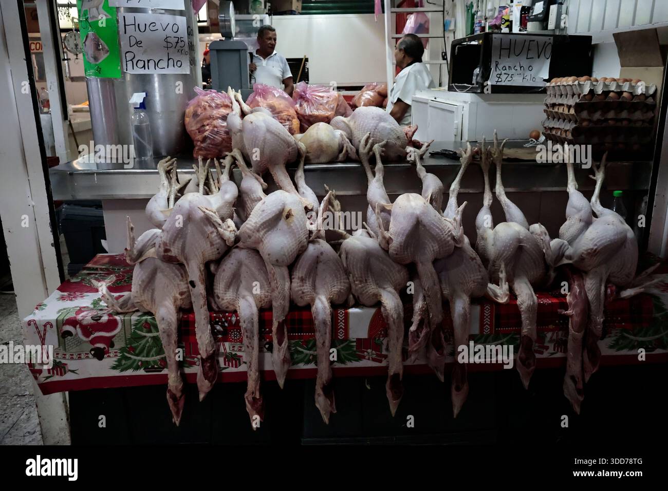 Le marché de San Juan à Mexico est célèbre pour son offre culinaire, avec une grande variété de fruits de mer et de viandes. Cependant, il attire également les touristes qui peuvent trouver de la venaison, du crocodile, du lion, du cochon de lait, de la chèvre, buffalo, et autres viandes exotiques. Il existe également des aliments et des collations uniques à vendre que tout le monde n'ose pas manger, comme divers insectes : scorpions, coléoptères, fourmis chicatana, vers maguey et escamoles (larves de fourmis). Ceux-ci peuvent être préparés dans des tacos, avec du guacamole, avec du chocolat, ou simplement seuls. Certaines familles mexicaines achètent ces types de viandes et d'aliments pour leur nouvel an Banque D'Images