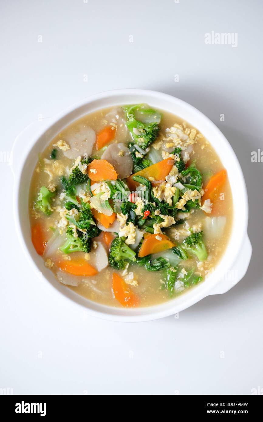 Capcay est un plat populaire chinois de légumes sautés. Servi sur une assiette blanche. Banque D'Images