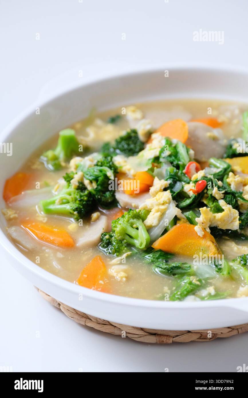 Capcay est un plat populaire chinois de légumes sautés. Servi sur une assiette blanche. Banque D'Images