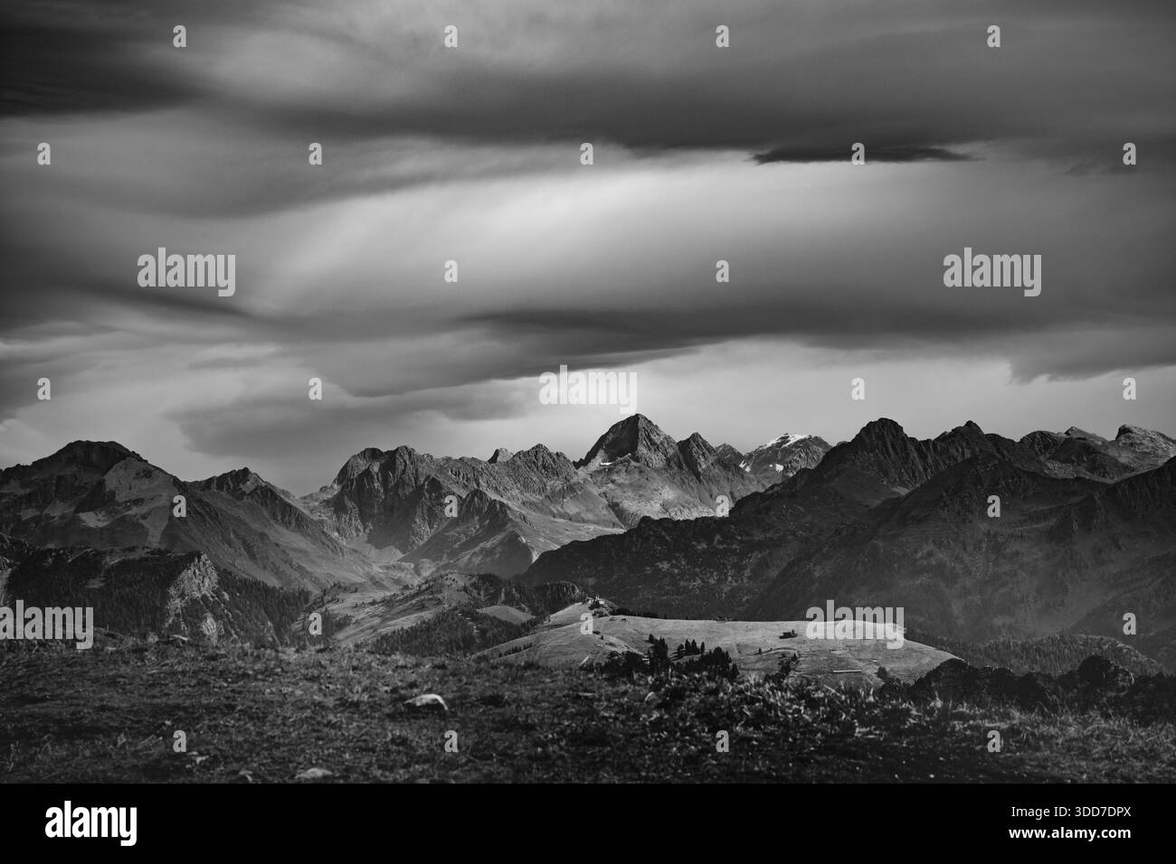 Paysage de montagne noir et blanc dans le nord de l'Italie Banque D'Images