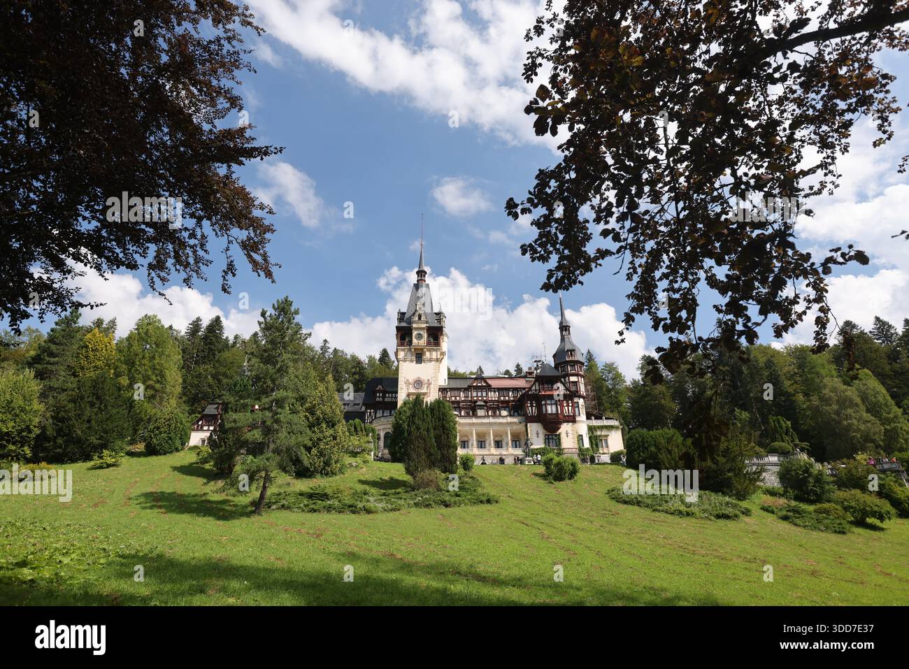 Château de Peles, un monument historique niché dans les Carpates de Roumanie, présentant une belle architecture néo-renaissance par une journée ensoleillée Banque D'Images