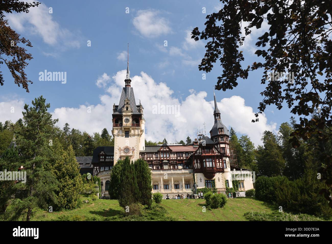 Château de Peles, un monument historique niché dans les Carpates de Roumanie, présentant une belle architecture néo-renaissance par une journée ensoleillée Banque D'Images