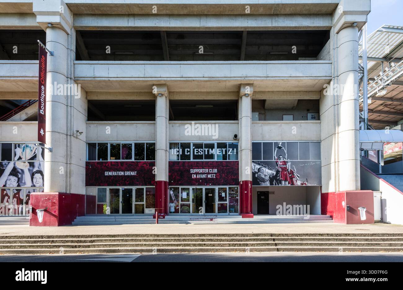 Entrée du club des supporters du club de football du FC Metz dans la tribune Nord du stade Saint-Symphorien près de Metz, France. Banque D'Images