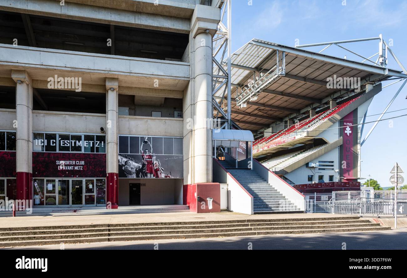 Entrée du club des supporters du club de football du FC Metz dans la tribune Nord du stade Saint-Symphorien près de Metz, France. Banque D'Images