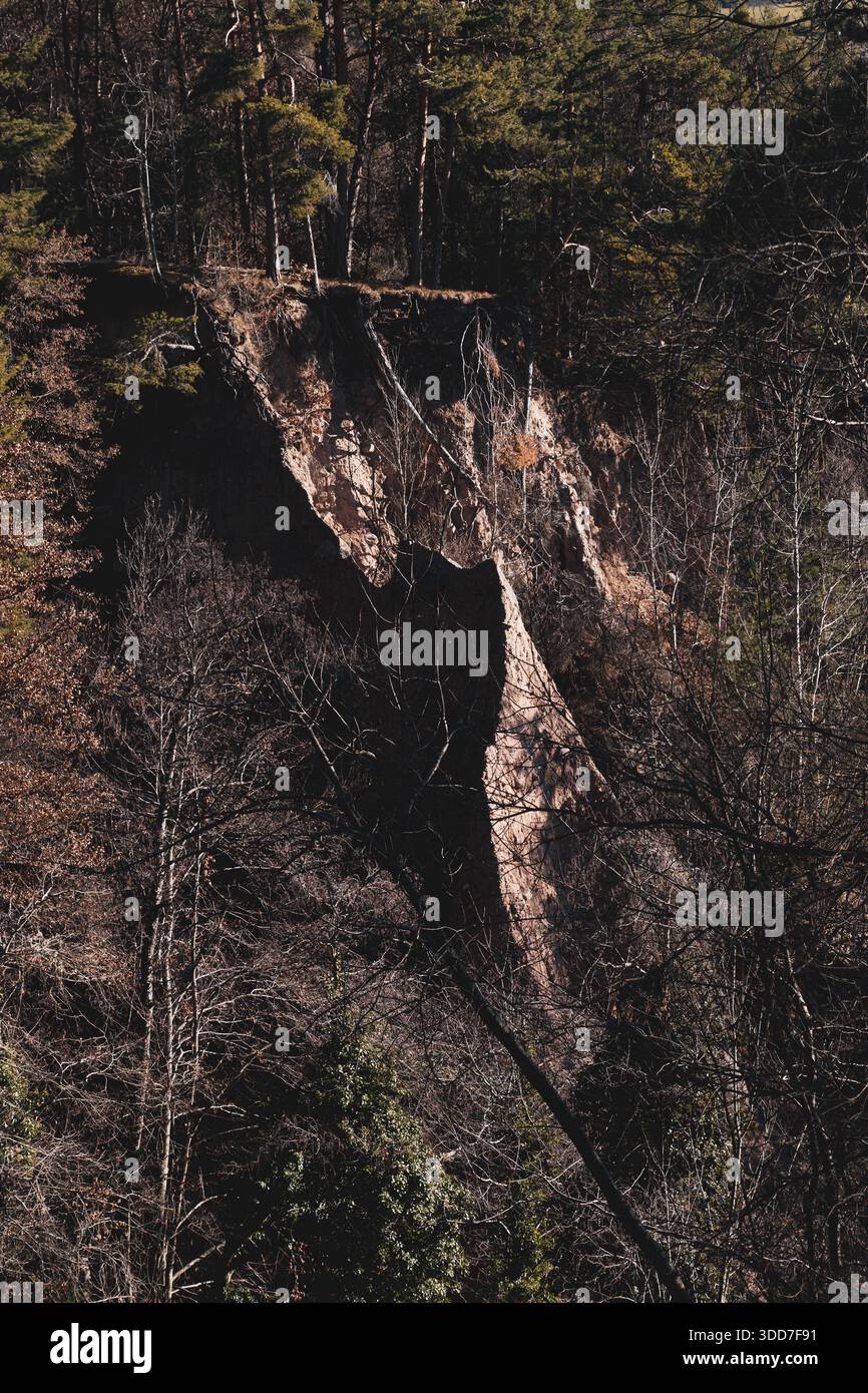 Énorme rocher soutenu par une colonne de terre. Pyramide de terre, argile moraine d'origine glaciaire. Phénomènes naturels sur le plateau de Renon, dans le Trentin Haut-Adige. Banque D'Images