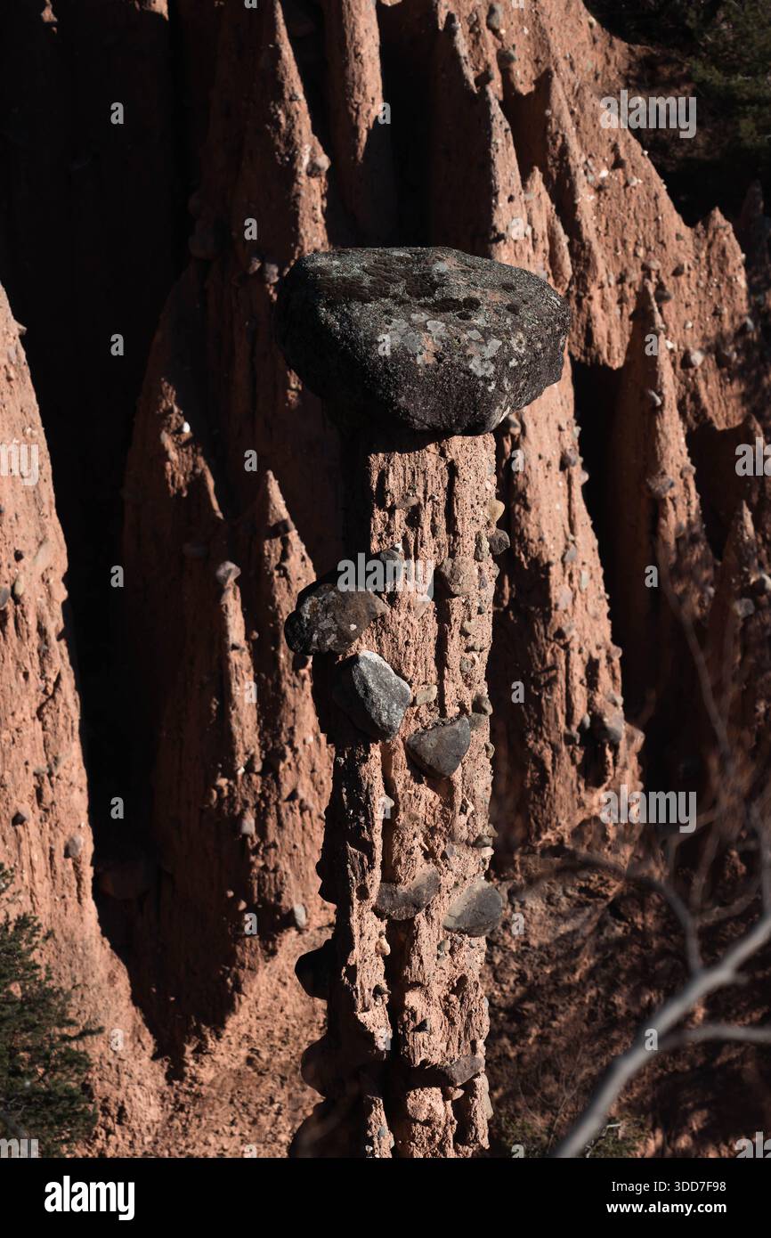 Énorme rocher soutenu par une colonne de terre. Pyramide de terre, argile moraine d'origine glaciaire. Phénomènes naturels sur le plateau de Renon, dans le Trentin Haut-Adige. Banque D'Images