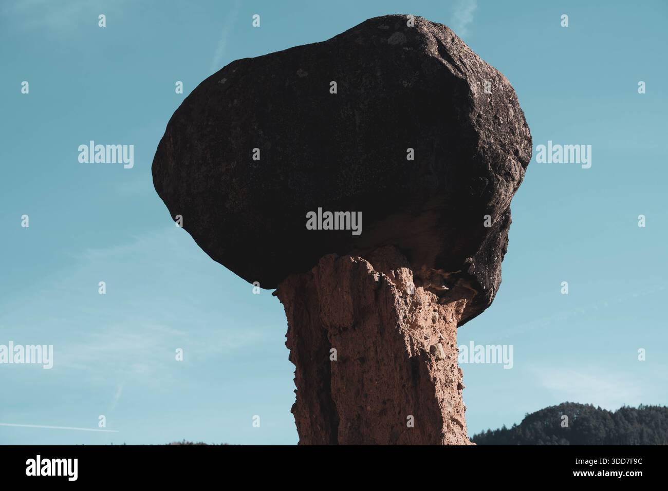 Énorme rocher soutenu par une colonne de terre. Pyramide de terre, argile moraine d'origine glaciaire. Phénomènes naturels sur le plateau de Renon, dans le Trentin Haut-Adige. Banque D'Images