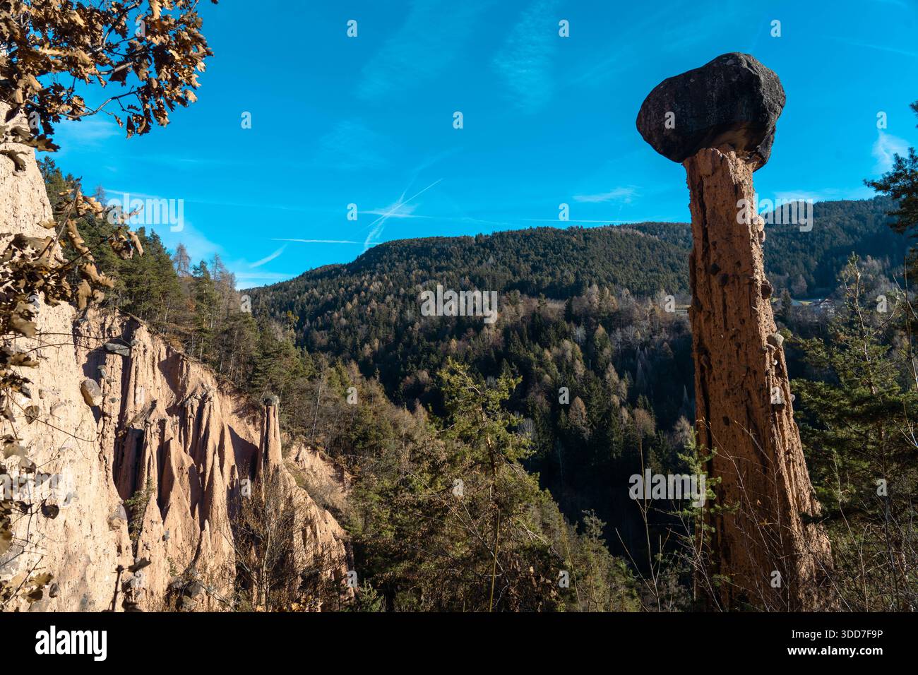 Énorme rocher soutenu par une colonne de terre. Pyramide de terre, argile moraine d'origine glaciaire. Phénomènes naturels sur le plateau de Renon, dans le Trentin Haut-Adige. Banque D'Images