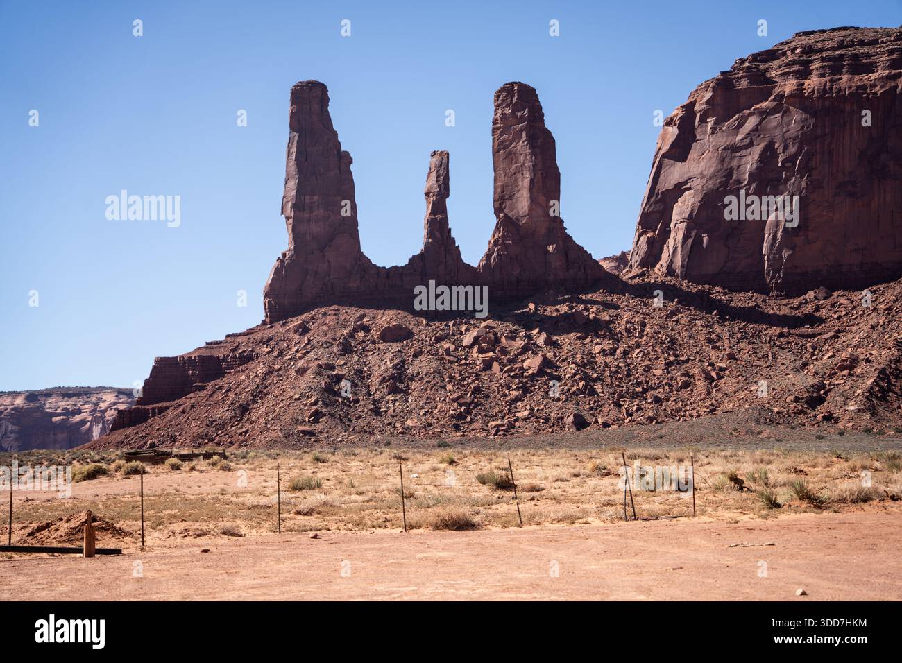Monument Valley paysage montrant les formations rocheuses imposantes Totem Pole sous le ciel bleu Banque D'Images