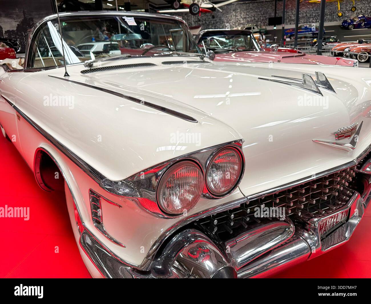 Une superbe Cadillac Eldorado Biarritz cabriolet 1959, symbole du luxe automobile américain, présentée dans un cadre de musée. Banque D'Images